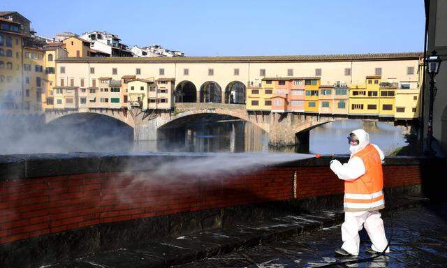 Florenz wird desinfiziert, im Hintergrund die Ponte Vecchio