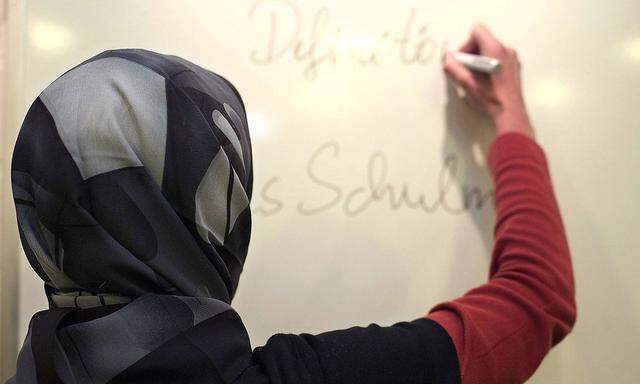 Lehrerin mit Kopftuch in einer deutschen Schule gestelltes Foto Im sogenannten Kopftuchurteil des