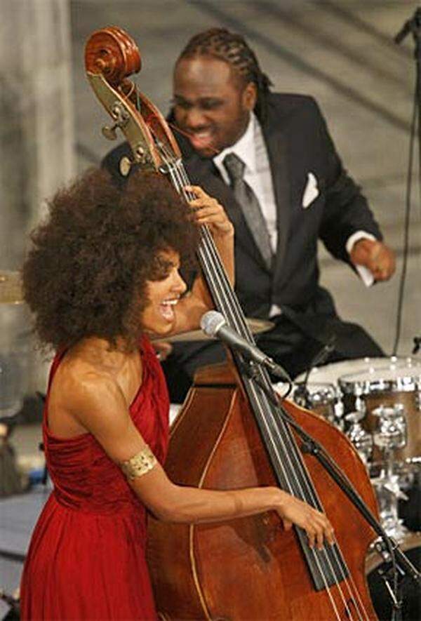 Im Showprogramm der Verleihungszeremonie: Die US-amerikanische Jazz-Bassistin und Sängerin Esperanza Spalding.