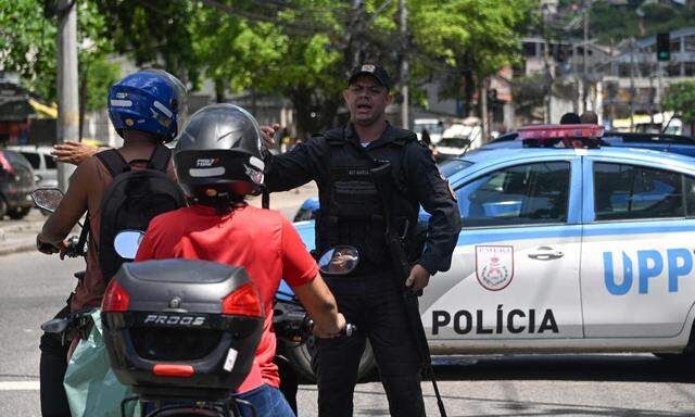 Die Militärpolizei in Rio de Janeiro erteilt Motorradfahrern Anweisungen. 