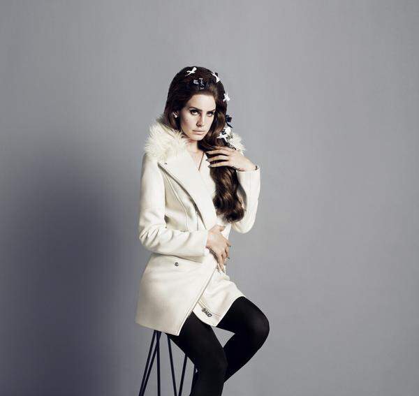 In der neuen Kampagne für die schwedische Modekette stellt Sängerin Lana Del Rey ihr Modeltalent unter Beweis.