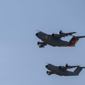 Zwei A-400-Transportflugzeuge heben im deutschen Wunstorf ab.