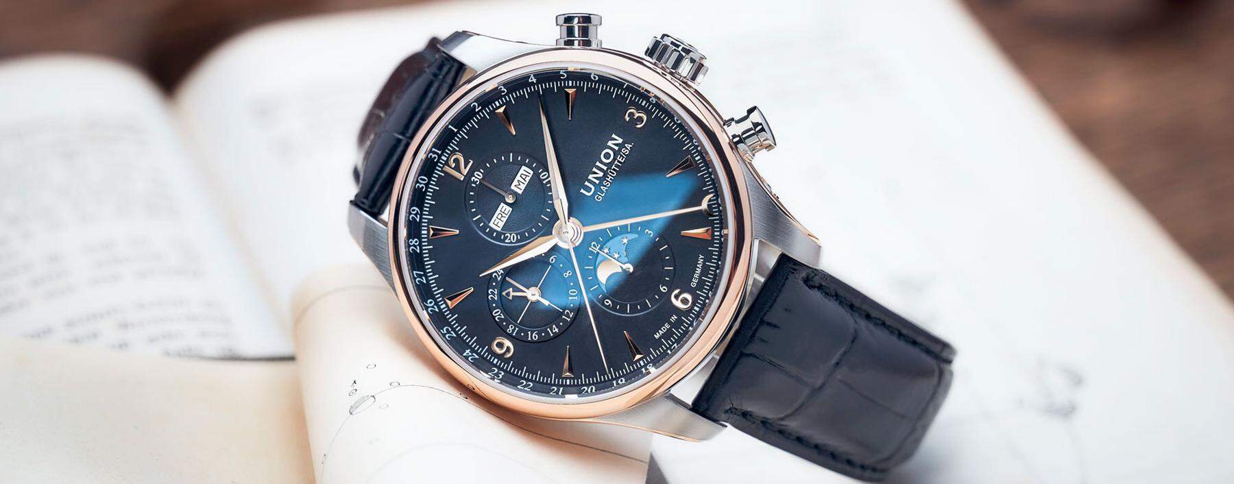 Inspiriert vom nächtlichen Himmelsschauspiel, präsentiert die deutsche Uhrenmarke zwei attraktive Versionen ihres Vollkalender-Chronografen mit nachtschwarzem Zifferblatt.