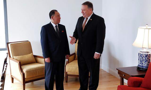 US-Außenminister Mike Pompeo (r.) traf Nordkoreas Gesandten Kim Yong Chol in New York. 