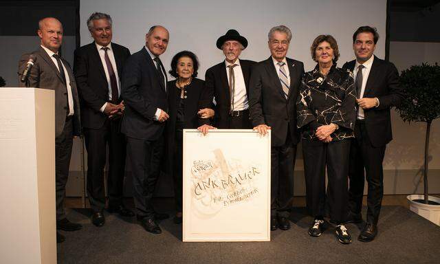 Arik Brauer und seine Frau Naomi (Mitte) im Kreise der Gratulanten im Jüdischen Museum.
