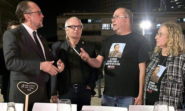 Außenminister Alexander Schallenberg (ÖVP) und Gilad Korngold  in Tel Aviv, er trägt ein T-Shirt mit dem Foto seines entführten Sohnes.