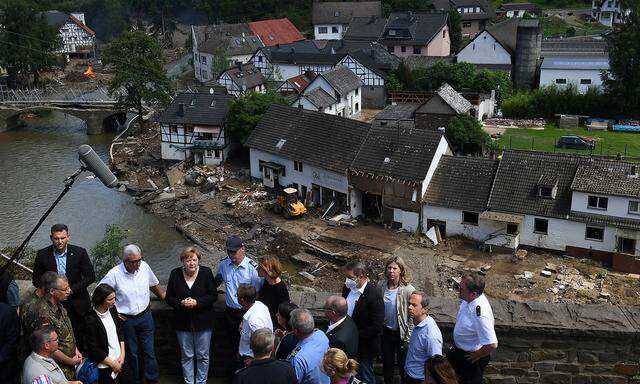 Angela Merkel besuchte die von den Überflutungen betroffenen Gebiete im Bundesland Rhainland-Pfalz.