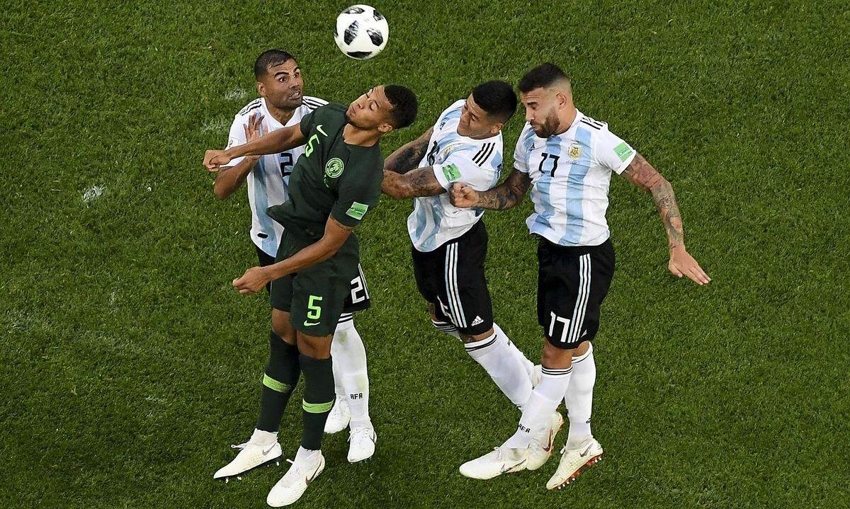 "Aber ja, das ist er schon. Argentinien hat sein Schicksal erzwungen und Nigeria in einem schweren Spiel geschlagen. Nach dem Schock gegen Island (1:1) und der Demütigung durch Kroatien (0:3) ist die Albiceleste immer für ein Wunder gut." L'Equipe spricht von einem Wunder.