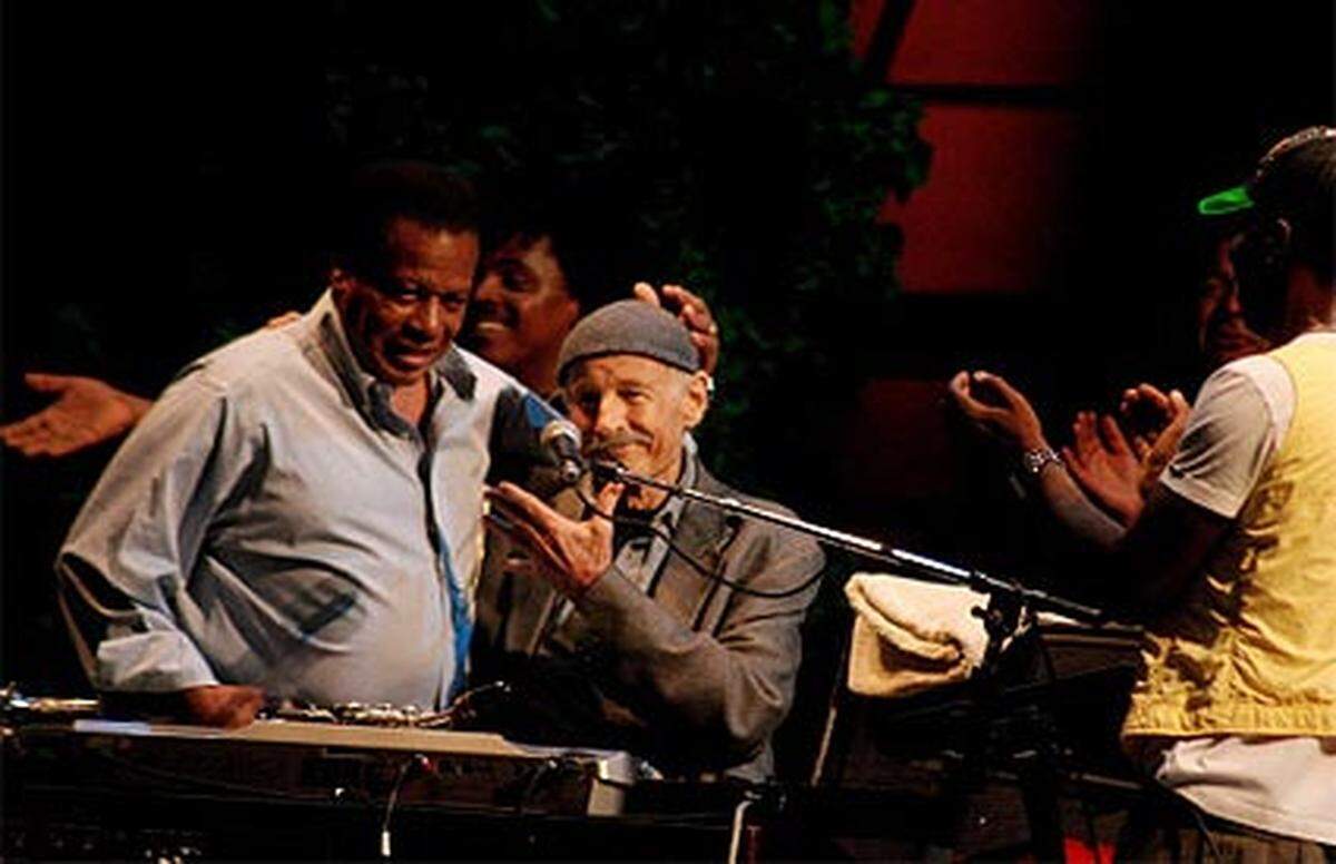 Zawinul etablierte sich als Legende des Jazz, mit dem Kollegen unbedingt spielen wollten.  Hier im Bild: Zawinul bei einem seiner letzten Konzerte gemeinsam mit Saxophonisten-Legende Wayne Shorter in Budapest 2007.