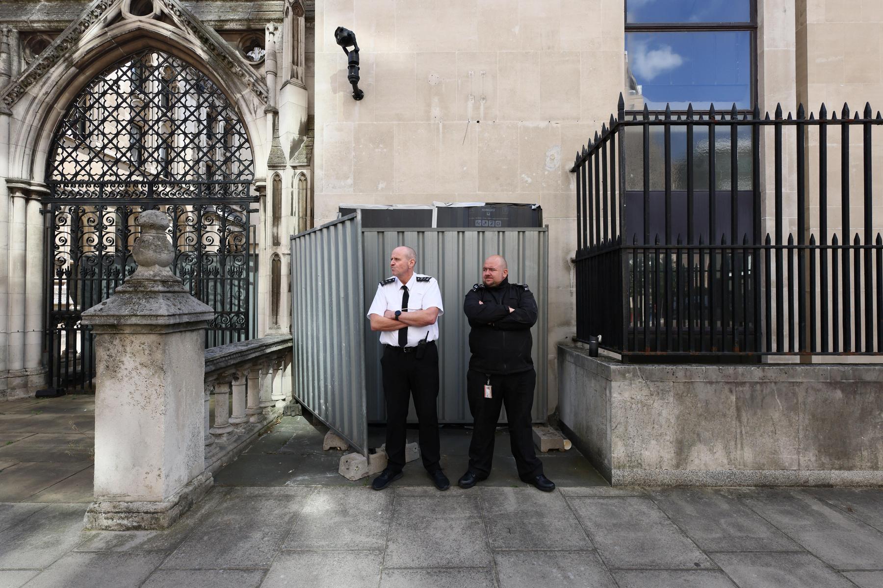 Richter schlägt Demonstranten: Neues Banksy-Werk am High Court