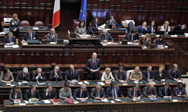 Mit seinen 21 Ministern zeigte sich Premier Letta schon im Parlament, sie werden nun von 40 Stellvertretern und Staatssekretären unterstützt.