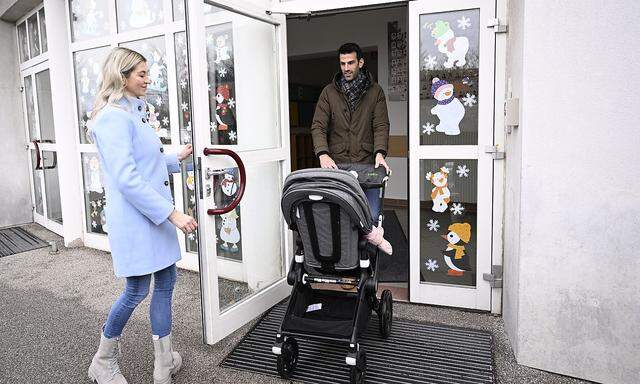 Landbauer in Begleitung von Ehefrau Simone und Tochter Luise im Kinderwagen kurz nach 10.00 Uhr in Wiener Neustadt.