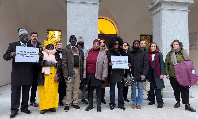 Protest vor dem Gerichtssaal in Bellinzona: Ousman Sonko, Ex-Innenminister Gambias, steht vor Gericht.