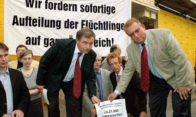 Trainskirchens Bürgermeister Fritz Knotzer (rechts im Bild) übergibt Programm an Kanzler Werner Faymann (Symbolbild)