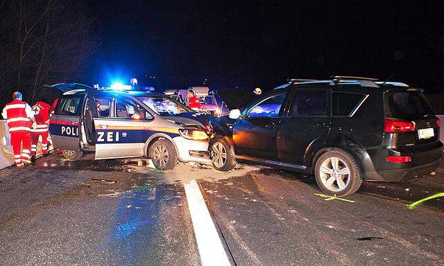 OBER�STERREICH: ZWEI POLIZISTEN DURCH GEISTERFAHRERIN VERLETZT