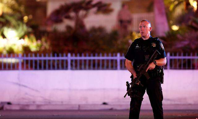 Die Polizei fand den Täter vermutlich schon tot in dem Hotelzimmer in Las Vegas, von dem aus er in die Menge geschossen hatte.