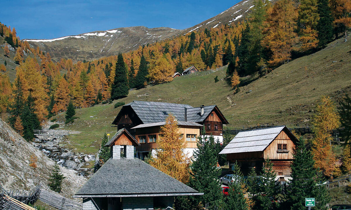 Baden zwischen Steinen: Das historische Karlbad an der Nockalmstraiße.
