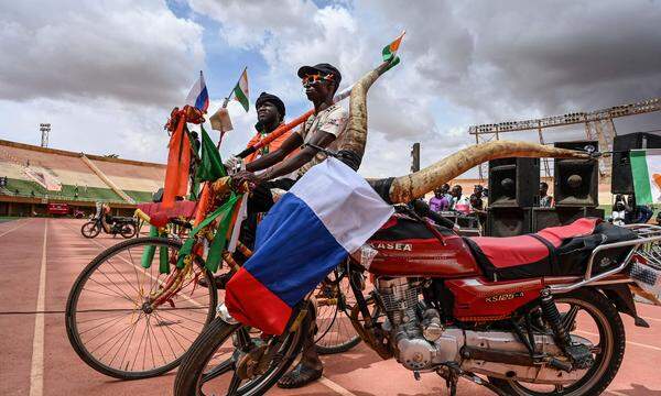 Die Propagandaarbeit des Kreml funktioniert in Niger. Anhänger der Putschisten in Niamey mit russischen Fahnen.