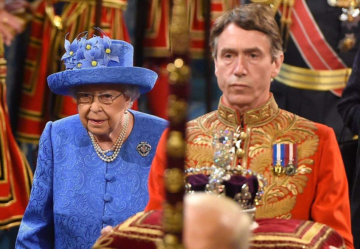 Der Ehemann der Marquise von Cholmondeley, David Cholmondeley, ist als Lord Great Chamberlain (hier 2017 bei der jährlichen Parlamentseröffnung mit Königin Elizabeth) einer der höchsten Würdenträger im Zeremoniell des britischen Königreichs. Der 24 Jahre ältere Adelige und die damals 25-jährige Rose Hanbury heirateten 2009 in London, wenige Monate später kamen die gemeinsamen Zwillingssöhne zur Welt.