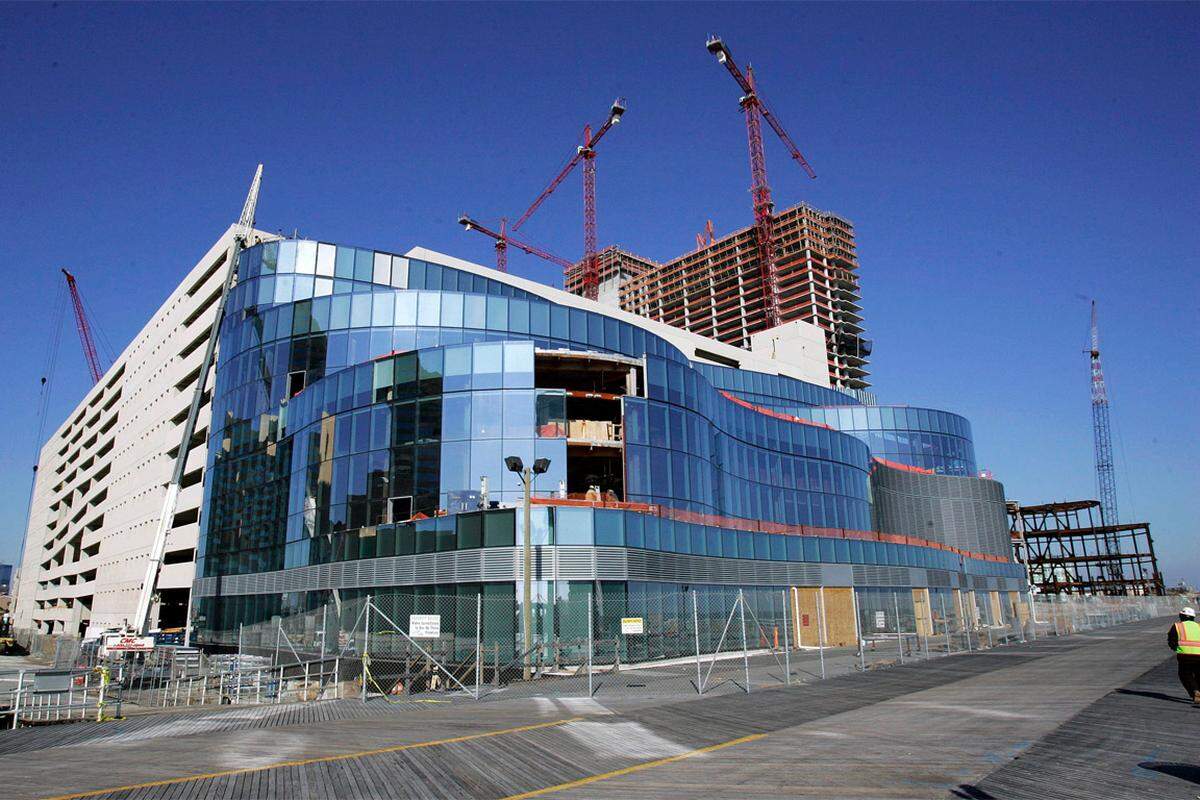 Der US-Bundesstaat wird 2012 rund 37,4 Prozent seines Budgets nicht decken können.Auch Atlantic City, das Las Vegas der US-Ostküste, steckt tief in der Krise. "Die Casinos stehen leer, teure Bauprojekte ragen unfertig in den Himmel", schreibt "Spiegel Online" unter dem Titel "Sin City stirbt".