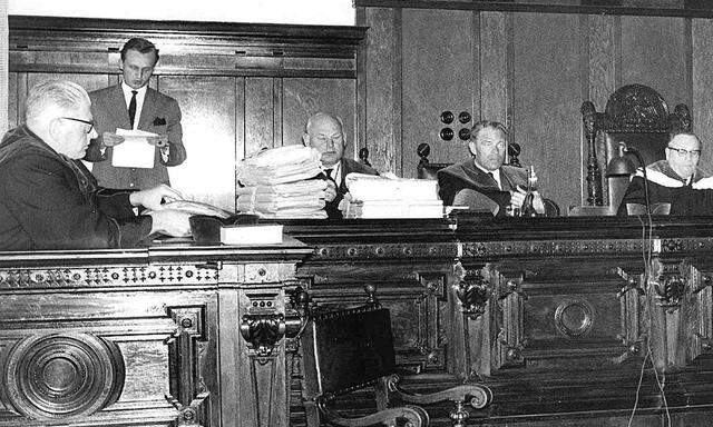 Verfahren gegen Nazis (im Bild der Oberste Gerichtshof bei einem Prozess 1964) endeten oft mit Freispruch. 
