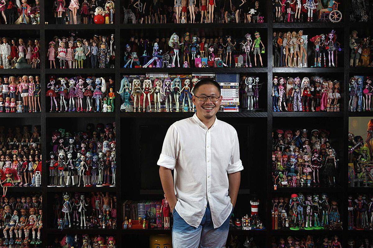 Auch Männer finden Gefallen an den Kult-Puppen. Der in Singapur lebende Jian Yang (33) nennt rund 6000 Barbie-Exemplare sein Eigen. Sie sind allesamt in seiner Wohnung untergebracht. Im Bild: Herr Yang mit einem Teil seiner Barbie-Kollektion (September 2013).