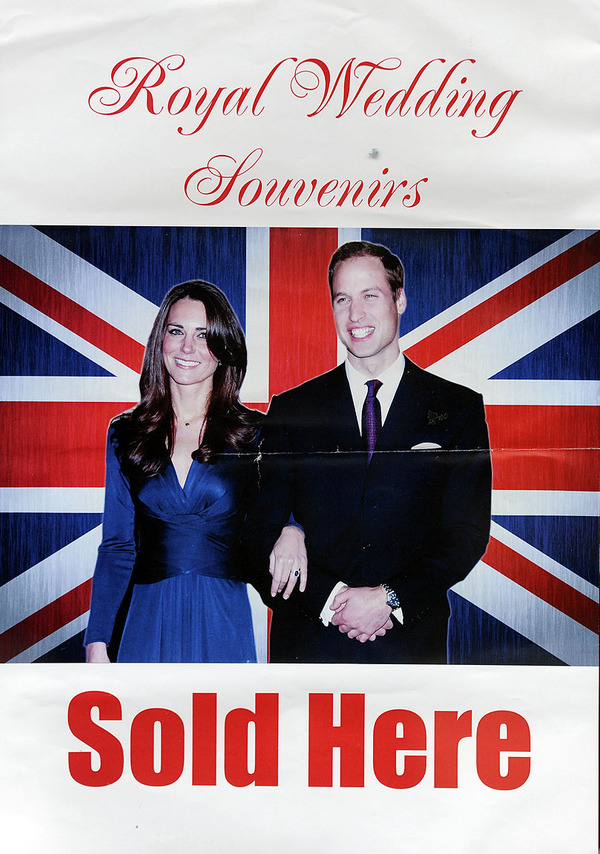 Ausgefallenere Andenken findet man auf Londons Straßen. Alle paar Meter bieten kleine Shops Souvenirs von Ansichtskarten, Kalendern und Feuerzeugen bis zu Tassen, Taschen und Teebeuteln an - und diese sind meist spritziger, witziger, kitschiger und skurriler als die offiziellen Stücke.