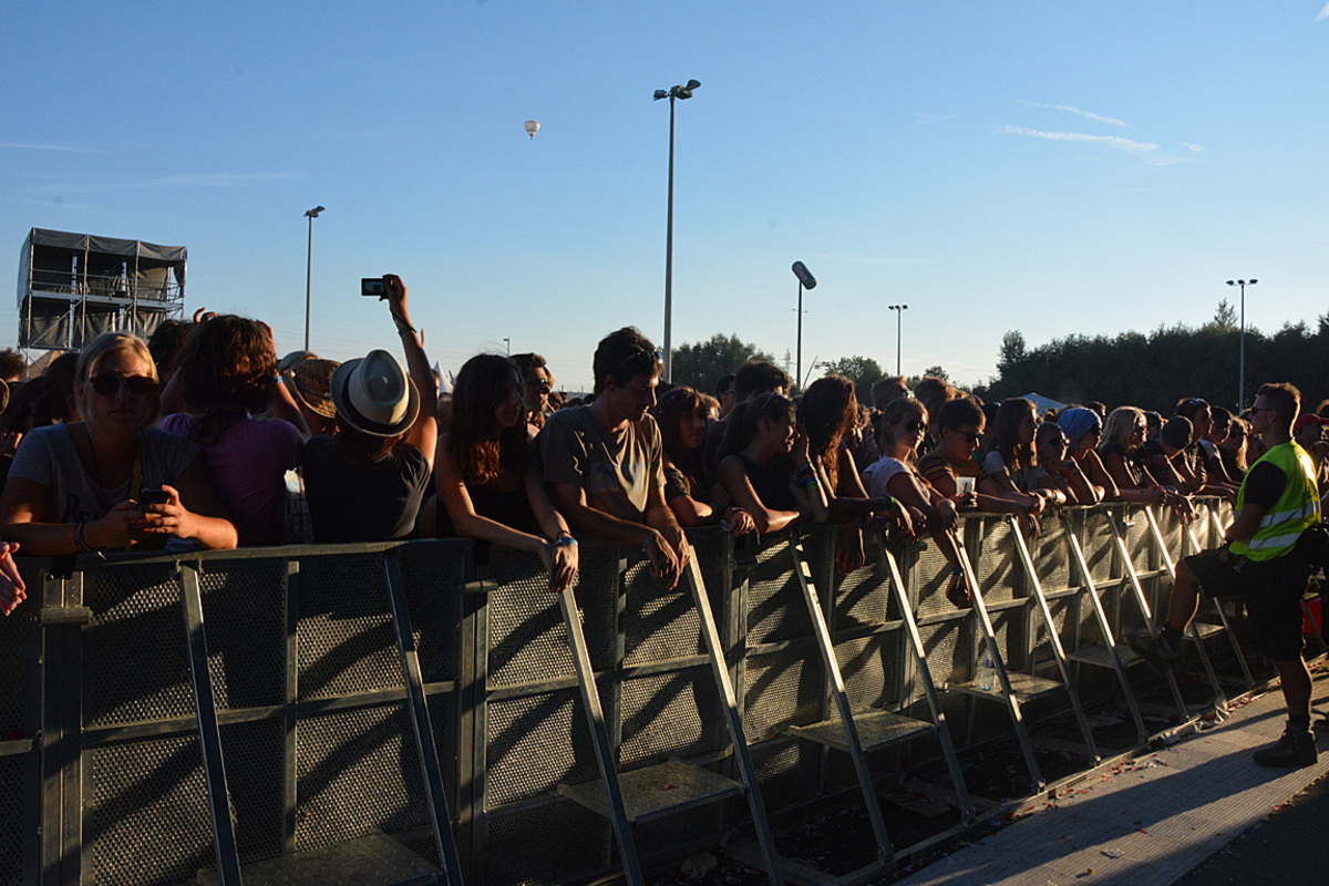 Mit überirdisch schönen Melodien, die sich elliptisch wiederholten, bannte der passionierte Sitztänzer Blake das durch Dauerbeschallung erschöpfte Publikum. Allein: Mit 50 Minuten war der Auftritt viel zu kurz (und zu hell).