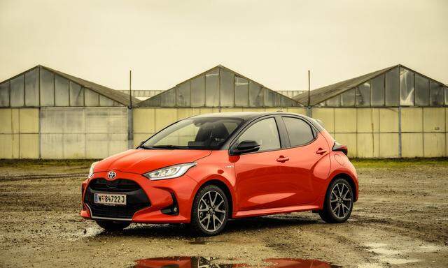 Neue Generation des Toyota Yaris: Das flinke Rot passt bestens zur Spritzigkeit des Hybridantriebs. 