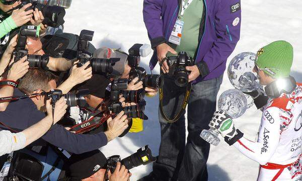 Erstmals groß ins Rampenlicht trat Hirscher in der Saison 2011/12, als er zum ersten Mal die Disziplinenwertung im Riesentorlauf sowie den Gesamtweltcup gewann.