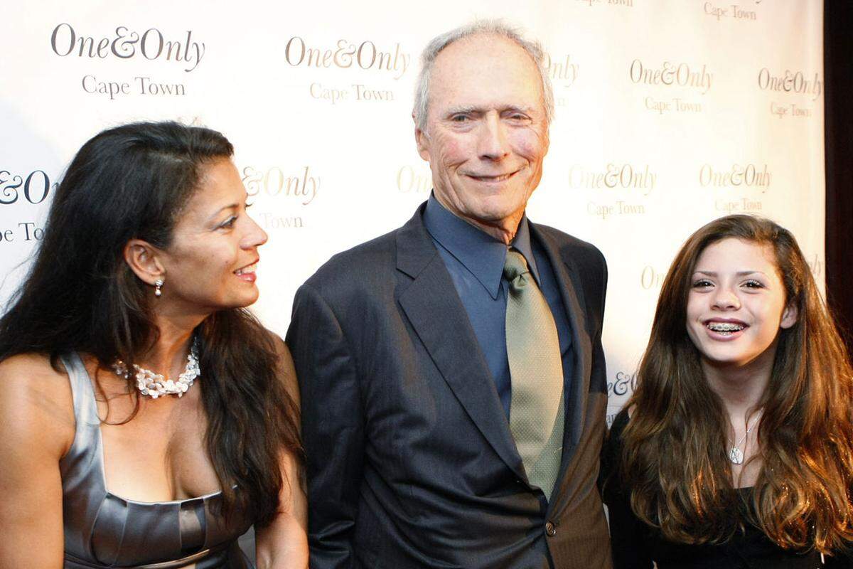 Der 83-jährige Hollywoodstar Clint Eastwood lässt sich nach 17 Jahren von seiner Ehefrau Dina scheiden. Die beiden lebten schon längere Zeit getrennt. Der Hollywood-Star und die ehemalige Fernsehjournalistin haben eine gemeinsame Tochter, Morgan ist 16 Jahre alt.