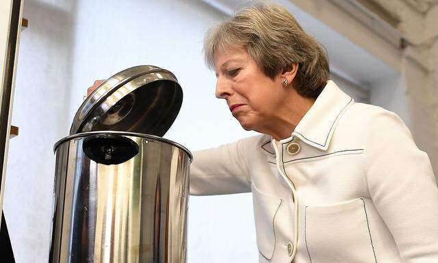 Die britische Premierministerin May, hier beim Besuch einer sozialen Einrichtung im Süden von London, will bis zum letzten Moment mit Brüssel feilschen. 