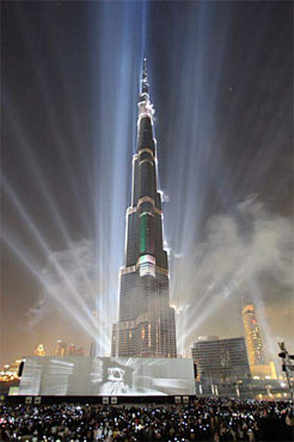 Bei der Eröffnung gab es eine Überraschung: Das höchste Gebäude der Welt, bisher "Burj Dubai" genannt, soll "Burj Chalifa" heißen, benannt nach dem Herrscher von Abu Dhabi.Die bis zuletzt geheim gehaltene Höhe des Rekord-Wolkenkratzers wurde endlich bekannt gegeben: Er ist genau 828 Meter hoch.