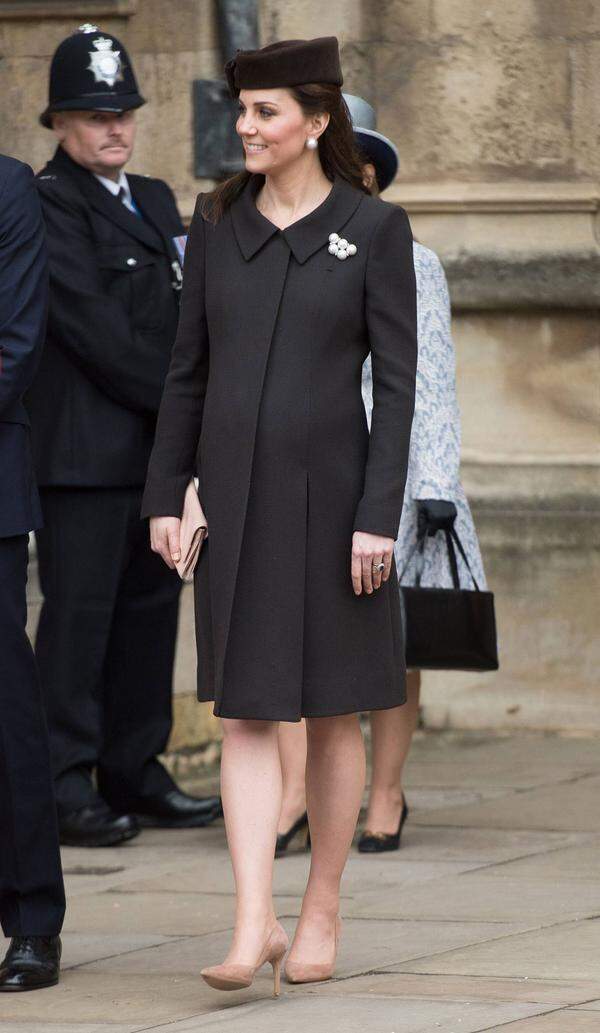 Für den Gottesdienst am Ostersonntag in "St. George's" auf Schloss Windsor trug Herzogin Catherine einen maßgeschneiderten Mantel mit langem Polokragen von Catherine Walker, dazu kombinierte sie einen braunen Hut. Das schönste Accessoire wird nur angedeutet: ihr drittes Kind. Es war ihr letzter offizieller Termin vor der Geburt.