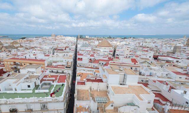 Cádiz vermittelt einen sehr kompakten architektonischen Eindruck. Man schätzt die Bars, die pittoreske Markthalle und den spontanen Flamencoauftritt. 