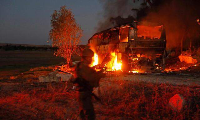 Palästinenser beschossen einen Bus in Israel.