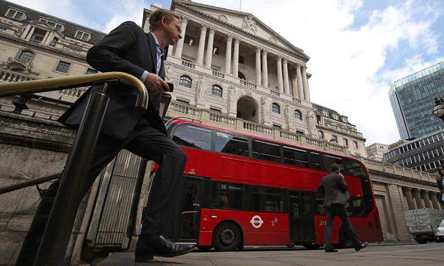 Die Bank of England setzt alles daran, die negativen Wirkungen des Brexit abzufangen – und senkt erstmals seit 2009 die Zinsen. 