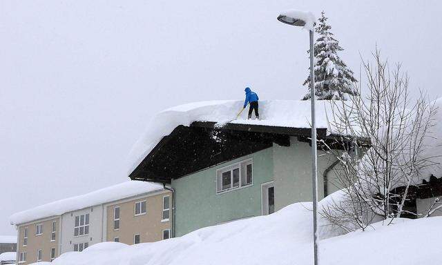 Gefährlicher Einsatz, hier am Montag auf einem dach in Hochfilzen (Tirol)