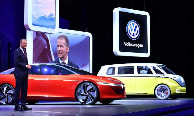 Die Zukunft im Rampenlicht: Herbert Diess mit Studien der geplanten Elektroautos von VW. 