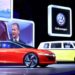 Die Zukunft im Rampenlicht: Herbert Diess mit Studien der geplanten Elektroautos von VW. 