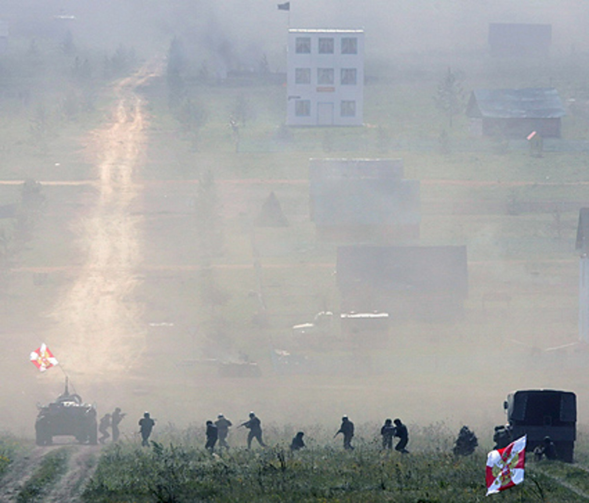 Bei dem Manöver in Tschebarkul stellte Russland auch seine neuesten Hubschrauber, Panzer, Raketenwerfer und Maschinengewehre zur Schau. Waffen sind neben Rohstoffen und Energie ein wichtiges russisches Exportgut.