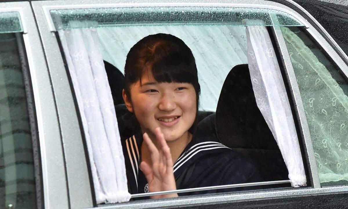 Denn das neue Kaiserpaar hat zwar eine Tochter, die 2001 geborene Aiko, aber keinen Sohn. Aiko war bei der Zeremonie in Tokio ebenfalls anwesend. In der japanischen Erbfolge um den Thron spielen Frauen auch heute noch keine Rolle.
