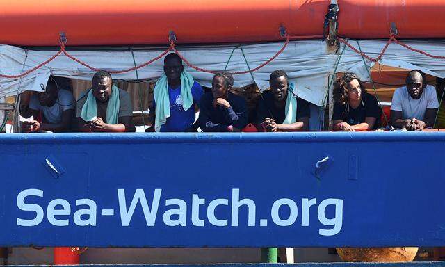 Migranten müssen an Bord des  Rettungsschiffes "Sea-Watch 3" bleiben