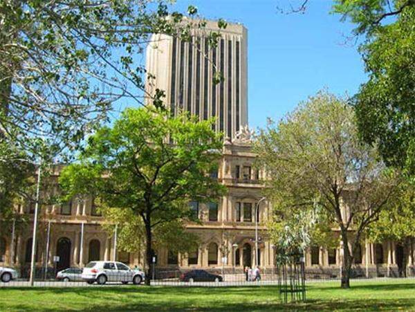 An der University of California Berkeley, die ihren Platz vom Vorjahr hielt, hat schon ein prominenter Österreicher gelehrt: Ex-Kanzler Alfred Gusenbauer. Die Uni ist der älteste Campus der University of California, eines Systems staatlicher Unis an zehn Standorten.