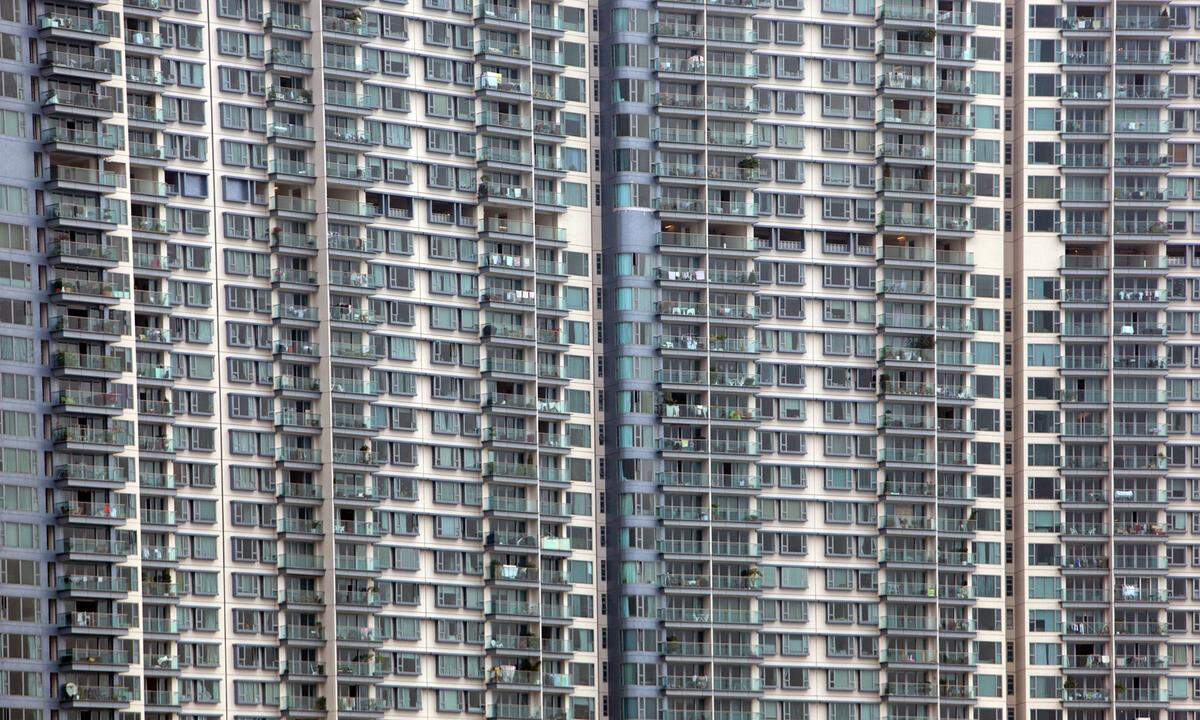 Die britischen Analyse-Firma "Economist Intelligence Unit" (EIU) hat eine Rangliste mit den teuersten Städten der Welt veröffentlicht. Die Analysten verglichen für das Jahr 2017 Preise für mehr als 150 Produkte und Dienstleistungen, darunter Brot, Wein und Benzin sowie Mieten, Transport, Privatschulen und Haushaltshilfen. Die "Presse" präsentiert die Top 10. Im Bild: Apartmentblock in Hongkong