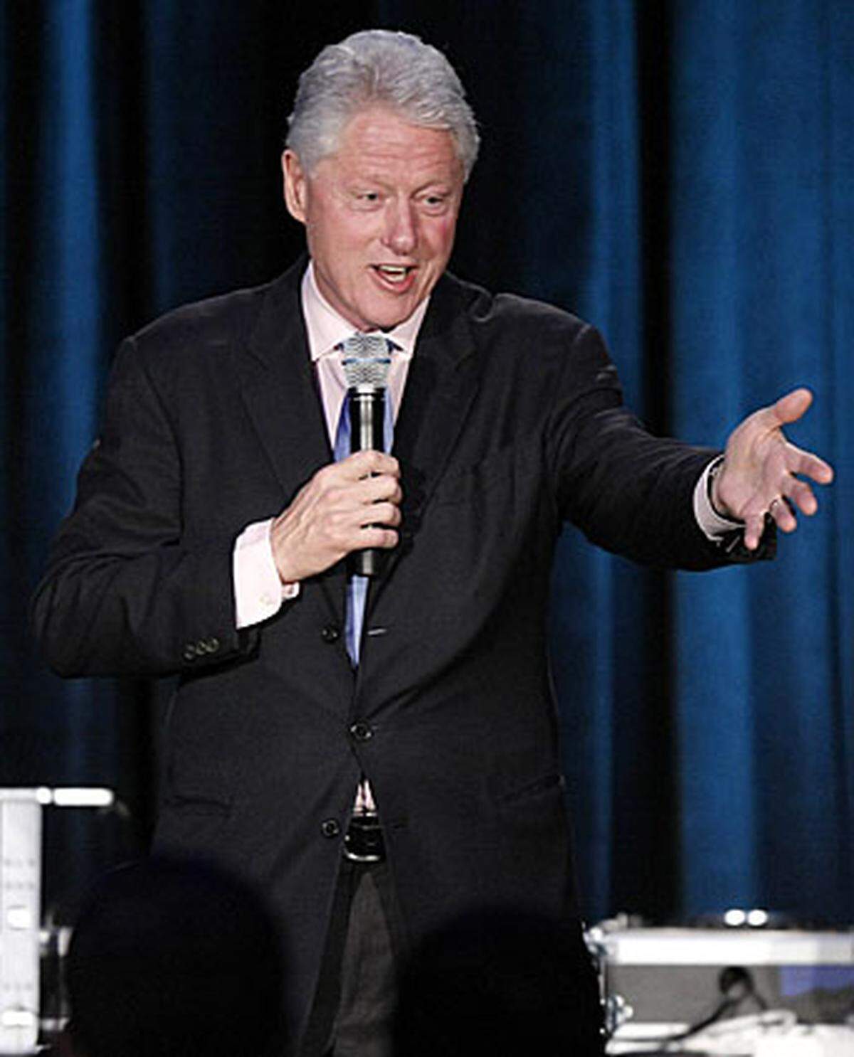 Präsidenten gehen auch zum Life Ball. Der prominenteste ist Ex-US-Präsident Bill Clinton. Er wird den ☞ „Crystal of Hope“-Preis überreichen und eine Ansprache halten. Danach reist er wieder ab. Bundespräsident Heinz Fischer bleibt dem Ball fern.