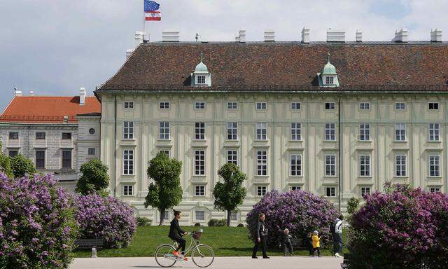 Hinter dieser Fensterreihe in der Bel etage des Leopoldinischen Trakts der Hofburg befinden sich die Räume der Präsidentschaftskanzlei.