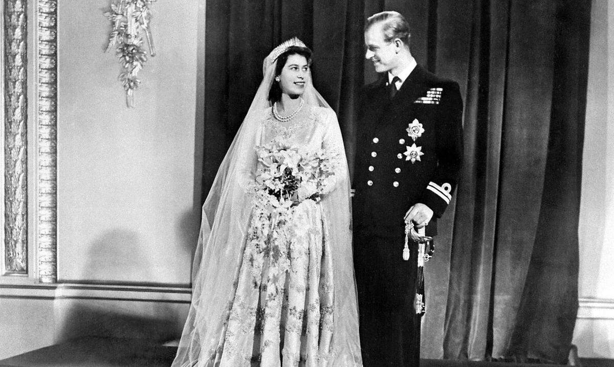 Vor über 70 Jahren, am 20. November 1947, heiratete die damals 20-jährige Prinzessin Elizabeth Philip Mountbatton, den Duke of Edinburgh. Hunderttausende Menschen füllten schon damals die Straßen Londons und bejubelten das Brautpaar. Philip war Prinz von Griechenland und Dänemark und musste seine Ansprüche auf den Thron vor der Hochzeit mit Elizabeth förmlich ablegen. Letztes Jahr feierten die Queen und der Duke ihre Platin-Hochzeit.