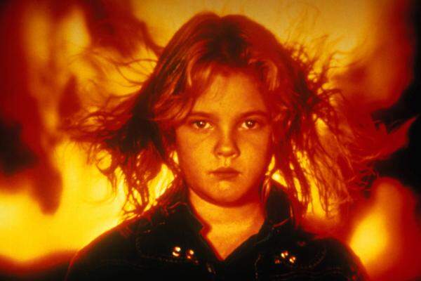 Nur mit der Kraft ihrer Gedanken ließ die kleine Drew Barrymore in der Rolle der Charlie in Kings Film "Der Feuerteufel" Autos und Menschen in Flammen aufgehen - und machte Karriere.