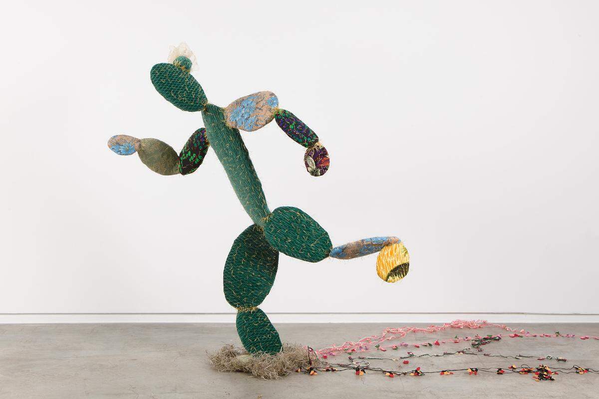 Mit „Poesie der Veränderung“ präsentiert derzeit das Museum der Moderne in Salzburg eine thematisch angelegte Ausstellung von Werken aus der eigenen Sammlung. Im Bild: „Escaping Cactus“ von Nilbar Güreş. Noch bis 9. Oktober, www.museumdermoderne.at